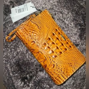 😳SALE😳 🍁NWT Brahmin Dark Rum Daisy Wristlet made exclusively for Dillards 🍁